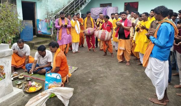 दो सदियों से कायम आस्था और परंपरा की मिसाल बना गरियादोहर,महाकुल समाज में श्रीकृष्ण जन्माष्टमी की धूम, लड्डू गोपाल को झूला झुलाकर लगाया छप्पन भोग, मटकी फोड़ कार्यक्रम में उमड़ा जनसैलाब, नगर भ्रमण में घर-घर हुआ कान्हा का स्वागत