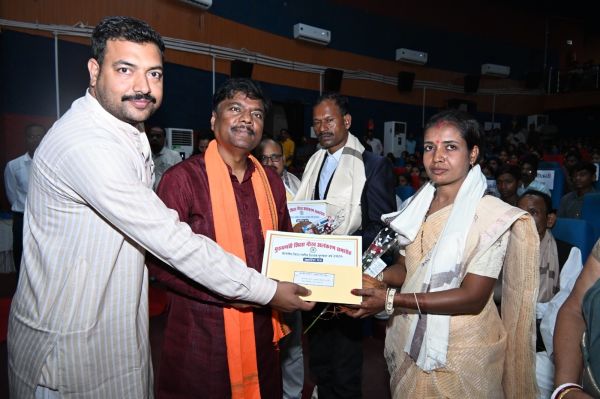 युवाओं के हुनर, शिक्षा और खेल प्रतिभा से लिखी जाएगी विकसित छत्तीसगढ़ की नई इबारत, नारायणपुर में &lsquo;युवा उड़ान&rsquo; कार्यक्रम का भव्य आयोजन; प्रतिभावान विद्यार्थियों और खिलाड़ियों को मिला सम्मान