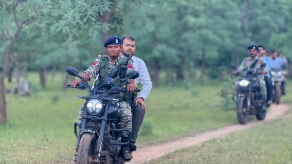 जहां ग्रामीण ट्रैक्टर से अपनी मांग लेकर जिला मुख्यालय पहुंचे, वहीं प्रशासन बाइक से उनके गांव पहुंच गया; गाँव में कलेक्टर-सीईओ ने चौपाल लगाकर सुनी समस्याएं, मौके पर मिली कई विकास कार्यों को मंजूरी