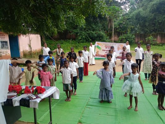 गुरु सम्मान के साथ संस्कार, योग और सामाजिक जिम्मेदारी का संदेश, शिक्षक दिवस पर डीपाटोली प्राथमिक विद्यालय में हुआ नवाचारी आयोजन, ब्रह्माकुमारी दीदियों ने बच्चों को पढ़ाई के साथ अच्छे संस्कार अपनाने, मोबाइल के दुरुपयोग से बचने और नशामुक्त समाज बनाने के लिए किया प्रेरित