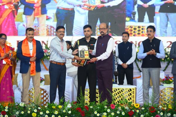 राज्यपाल रमेन डेका ने &lsquo;द्रोणाचार्य संगम-2026&rsquo; में शिक्षकों को किया सम्मानित, कहा&mdash;इंटरनेट और तकनीक का सदुपयोग कर युवा सही दिशा में बढ़ें, परिश्रम और निरंतर प्रयास से मिलती है सफलता