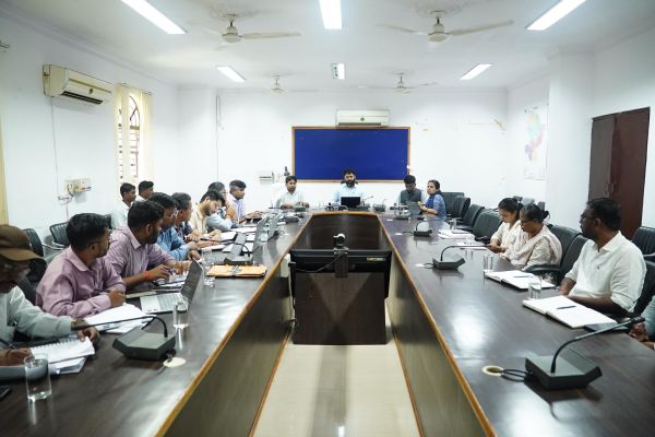 कलेक्टर श्री रोहित व्यास ने ग्राम पंचायतों में संचालित विकास योजनाओं की समीक्षा की ,सभी विकासकार्यों में गुणवत्ता और समय-सीमा में करने के निर्देश