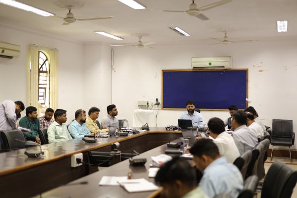 कलेक्टर श्री रोहित व्यास ने राजस्व एवं भारतमाला सड़क परियोजना के कार्यों की समीक्षा की,सड़क निर्माण से संबंधित सभी प्रकरणों के शीघ्र निराकरण के दिए निर्देश