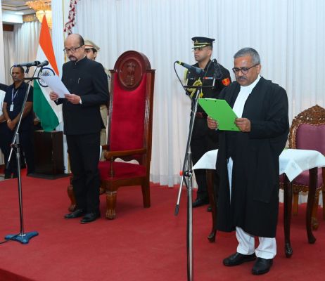 राज्यपाल श्री डेका ने न्यायाधिपति श्री कृष्न राम महापात्र को छत्तीसगढ़ उच्च न्यायालय के मुख्य न्यायाधीश पद की दिलाई शपथ