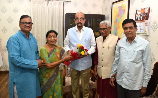 छत्तीसगढ़ी भाषा को आठवीं अनुसूची में शामिल कराने राज्यपाल से मिले भाषाविद्, इतिहास-साहित्य-व्याकरण और शब्दकोश के व्यवस्थित संकलन पर जोर,संवैधानिक मान्यता के लिए राज्यपाल ने समिति गठन की पहल की