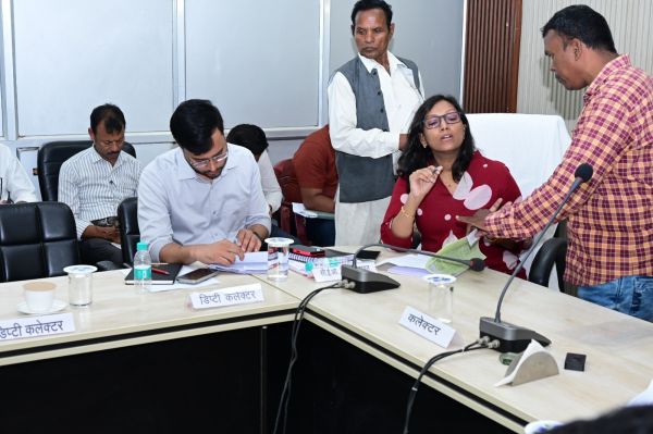सारंगढ़ में कलेक्टर जनदर्शन में उमड़ी आमजनों की भीड़, प्रधानमंत्री आवास, सड़क, सिंचाई, राशन कार्ड और पेंशन से जुड़ी समस्याओं पर अधिकारियों को त्वरित निराकरण के निर्देश