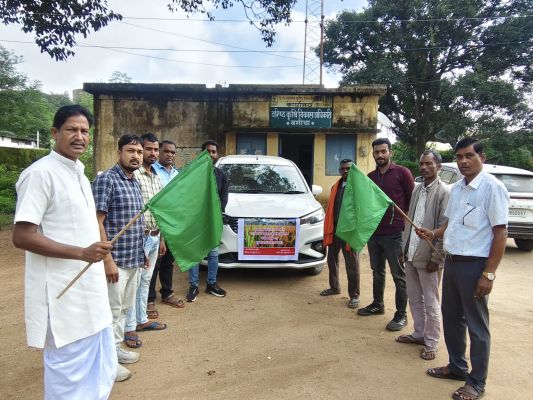 प्रधानमंत्री धन-धान्य कृषि योजना के तहत मिलेट्स की उन्नत खेती सीखेंगे जशपुर के किसान ,कृषि स्थायी समिति के सभापति श्री गेंद बिहारी सिंह ने हरी झंडी दिखाकर कृषक दल को गुमला किया रवाना