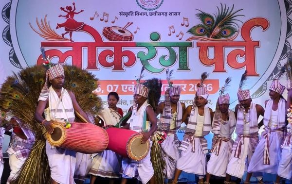 लोकरंग पर्व के समापन पर छाया जशपुर - सरगुजा की आदिवासी लोकसंस्कृति का रंग, सरहुल-करमा की थाप पर झूमे दर्शक, पारंपरिक वेशभूषा और लोकधुनों ने बांधा समां