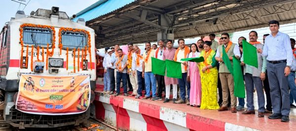प्रभु श्रीराम की भक्ति में सराबोर हुआ बिलासपुर, 850 श्रद्धालुओं को लेकर अयोध्या-काशी के लिए रवाना हुई आस्था की विशेष ट्रेन