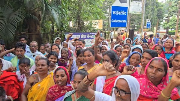 टांगरगांव में स्टील प्लांट स्थापना की आशंका पर प्रशासन के सामने ग्रामीणों ने रखी बात, कलेक्टर रोहित व्यास ने बताया एमओयू निरस्त, आशंका दूर होने पर ग्रामीणों ने मुख्यमंत्री विष्णुदेव साय के समर्थन में लगाए जमकर नारे