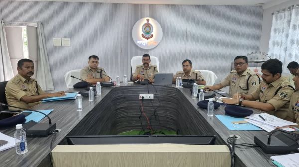अपराध नियंत्रण से लेकर जनता के विश्वास तक&mdash;DIG-SSP डॉ. लाल उमेद सिंह ने अपराध समीक्षा बैठक में तय की पुलिसिंग की नई दिशा, गांवों में नियमित भ्रमण से लेकर त्योहारों की सुरक्षा, NDPS नेटवर्क, साइबर अपराध और यातायात व्यवस्था पर दिए व्यापक निर्देश