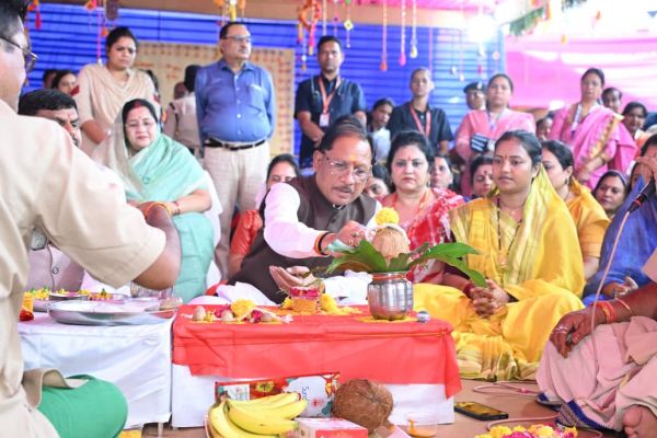 &lsquo;विष्णु भैया&rsquo; का घर बना बहनों का मायका, मुख्यमंत्री निवास में तीजा-पोरा का दिखा छत्तीसगढ़ी रंग; फुगड़ी, झूले और लोकगीतों के बीच मातृशक्ति ने मनाया उत्सव