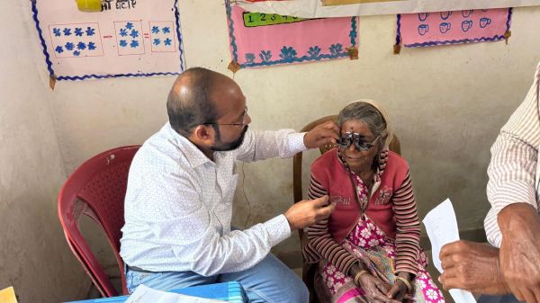 मनोरा के रजला में बाबा भगवान राम ट्रस्ट की जनसेवा पहल बनी ग्रामीणों के लिए वरदान, एक ही शिविर में 550 मरीजों की जांच-चिकित्सा, नेत्र परीक्षण के बाद 226 मरीजों को निःशुल्क चश्मे एवं दवाइयां और 21 मरीजों को मोतियाबिंद ऑपरेशन की सलाह