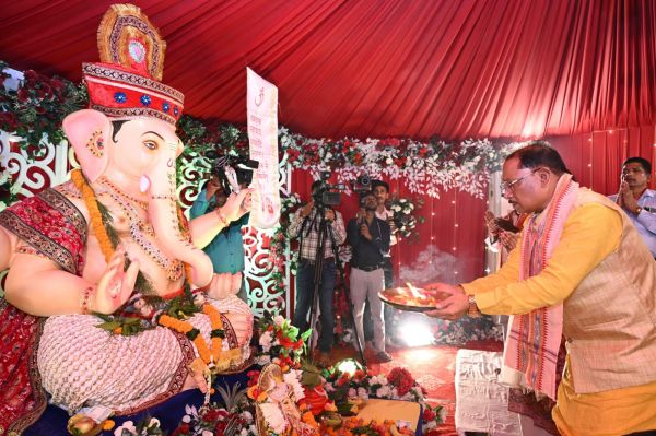 मुख्यमंत्री निवास में विराजे विघ्नहर्ता भगवान गणेश, मुख्यमंत्री विष्णु देव साय ने परिवारजनों संग विधि-विधान से की पूजा-अर्चना, प्रदेशवासियों के सुख-समृद्धि और खुशहाली की मांगी मंगलकामना