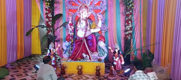 नारायणपुर में गूंजा &lsquo;गणपति बप्पा मोरया&rsquo;, देर रात विधि-विधान से विराजे भगवान श्री गणेश, भक्तिमय हुआ पूरा क्षेत्र