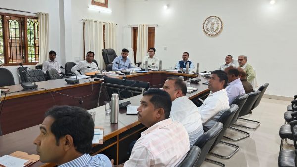 जशपुर में वन संरक्षण की समीक्षा से लेकर वनांचल विज्ञान केन्द्र की तैयारियों तक प्रधान मुख्य वन संरक्षक अरूण पाण्डेय का दो दिवसीय प्रवास, झरगांव में प्रस्तावित केन्द्र के स्थल का किया निरीक्षण
