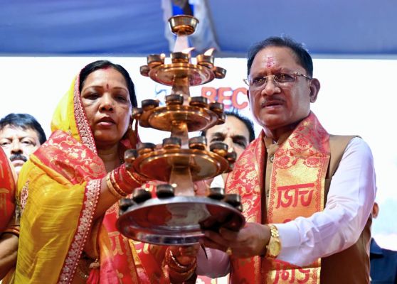 सवा लाख &lsquo;आशीर्वाद के दीपों&rsquo; से जगमगाया महादेव घाट, खारुन तट पर गूंजा मंगलकामनाओं का संदेश, मुख्यमंत्री विष्णुदेव साय ने प्रधानमंत्री नरेंद्र मोदी के स्वस्थ एवं दीर्घायु जीवन के लिए की महाआरती