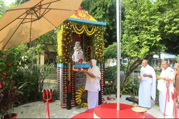 लोलार्क षष्ठी पर भक्तिमय हुआ पड़ाव आश्रम, महाराजश्री बाबा कीनाराम जी की 426वीं जन्म षष्ठी श्रद्धा से मनाई गई, हवन-पूजन और अखंड संकीर्तन के साथ अघोरेश्वर भगवान राम जी की 90वीं जयंती समारोह का हुआ शुभारंभ