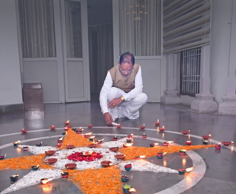 सेवा, समर्पण और राष्ट्र निर्माण के 25 वर्षों को नमन, प्रधानमंत्री नरेंद्र मोदी के जन्मदिवस पर मुख्यमंत्री विष्णु देव साय ने जलाया &lsquo;आशीर्वाद का दीया&rsquo;, प्रदेशवासियों की ओर से स्वस्थ एवं दीर्घायु जीवन की मंगलकामना