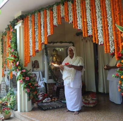 अघोर पीठ पड़ाव आश्रम में भक्तिमय वातावरण में मनाई गई अघोरेश्वर भगवान राम जी की 90वीं जयंती, पूज्य बाबा गुरुपद संभव राम ने दिया इंद्रियों की पराधीनता छोड़ विवेक और मानवता के मार्ग पर चलने का संदेश