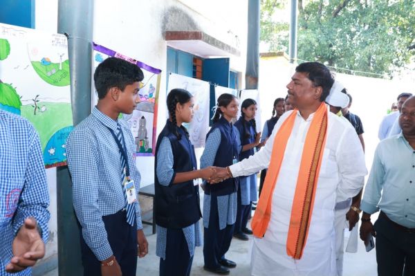 बच्चों के सपनों में दिखा विकसित भारत का संकल्प, वन मंत्री केदार कश्यप ने चित्रकला प्रदर्शनी का किया अवलोकन और विद्यार्थियों का बढ़ाया हौसला
