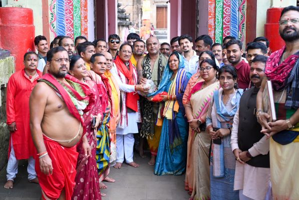 भगवान लिंगराज के दरबार में मुख्यमंत्री विष्णु देव साय ने टेका माथा, छत्तीसगढ़वासियों के सुख-समृद्धि की कामना के साथ साझा सांस्कृतिक विरासत पर दिया जोर