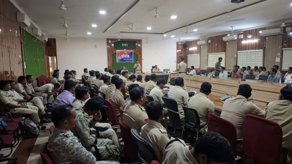 तकनीक से मजबूत होगी पुलिस विवेचना, जशपुर में पांच दिवसीय ई-साक्ष्य प्रशिक्षण संपन्न, डीआईजी-एसएसपी डॉ. लाल उमेद सिंह ने 950 से अधिक पुलिसकर्मियों से किया सीधा संवाद