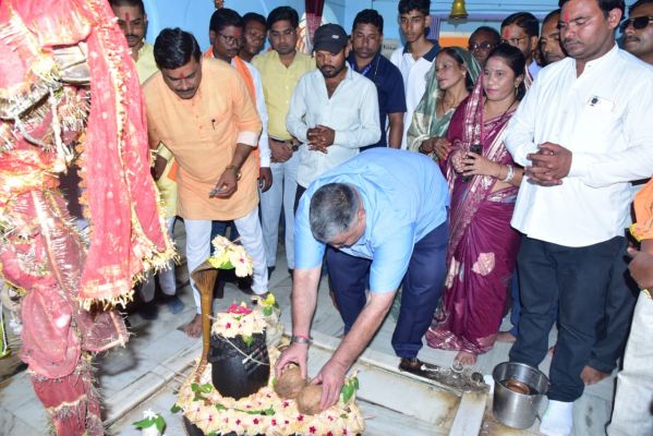 कवर्धा में सिद्धेश्वर महादेव और संकट मोचन हनुमान मंदिर में मंत्री राजेश अग्रवाल ने की पूजा-अर्चना, प्रदेश की सुख-शांति, समृद्धि और जनकल्याण के लिए की मंगल कामना, भोरमदेव कॉरिडोर से आस्था, संस्कृति और पर्यटन को मिलेगा नया आयाम
