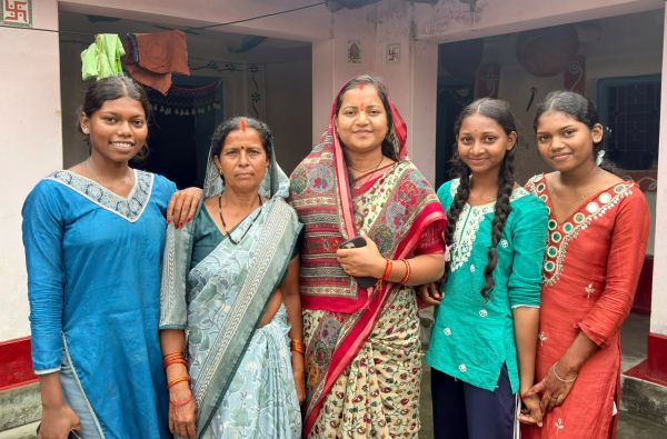ग्राम कुंजनगर में महिलाओं के बीच पहुंचीं मंत्री लक्ष्मी राजवाड़े, योजनाओं से मिल रहे आर्थिक संबल से लेकर मातृत्व और परिवार की जरूरतों तक जानी हितग्राहियों की वास्तविक स्थिति