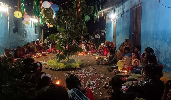 भादो एकादशी पर नारायणपुर के गांवों में दिखी करमा पर्व की खास रौनक, भाइयों की लंबी उम्र के लिए बहनों ने रखा व्रत, करम डाली की पूजा के बाद करमा-धरमा की कथा और रातभर चला पारंपरिक नृत्य, सुबह नदी में करम डाली के विसर्जन के साथ हुआ पर्व का समापन