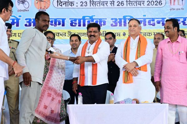 कवर्धा में दिव्यांगजनों के जीवन में लौटी उम्मीद की नई रोशनी, उप मुख्यमंत्री विजय शर्मा ने किया विशाल निःशुल्क उपकरण वितरण शिविर का शुभारंभ, जयपुर की विशेषज्ञ टीम मौके पर तैयार कर रही कृत्रिम अंग