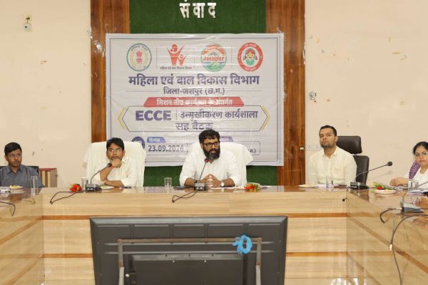 आंगनबाड़ी केंद्रों में अब गतिविधियों के जरिए निखरेगी नौनिहालों की प्रतिभा, प्रारंभिक बाल्यावस्था देखभाल एवं शिक्षा को सशक्त बनाने मिशन नींव जशपुर के तहत हुआ समझौता, कलेक्टर रोहित व्यास ने दिए आवश्यक दिशा-निर्देश
