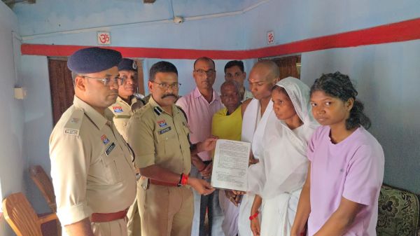 दिवंगत आरक्षक के परिवार के लिए जशपुर पुलिस बनी सहारा, तेरहवीं के दिन घर पहुंचे डीआईजी एवं एसएसपी डॉ. लाल उमेद सिंह और पुत्र बोनी प्रसाद को सौंपा अनुकम्पा नियुक्ति पत्र&mdash;कहा, दुख की इस घड़ी में पूरा पुलिस परिवार  साथ खड़ा है