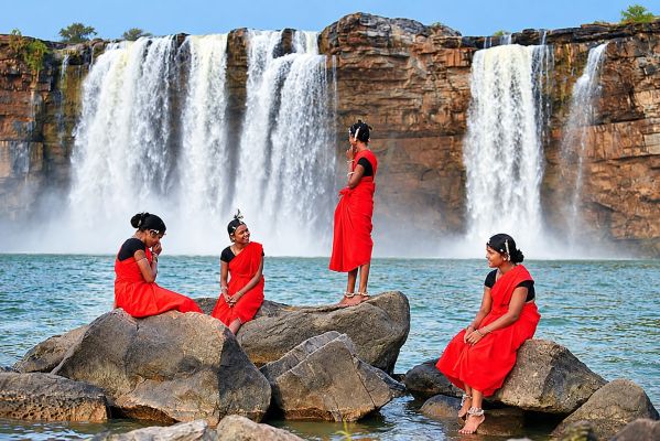 बस्तर में पर्यटन का नया अध्याय, जंगलों की हरियाली, जलप्रपातों की खूबसूरती, जनजातीय संस्कृति और स्थानीय मेहमाननवाजी के साथ गांवों तक पहुंच रही पर्यटन अर्थव्यवस्था और रोजगार की नई संभावनाएं