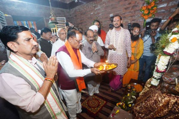 मदकूद्वीप पहुंचे मुख्यमंत्री विष्णु देव साय, प्राचीन रामाश्रय और गणेश मंदिर में की पूजा-अर्चना, कन्या पूजन कर प्रदेशवासियों की सुख-समृद्धि की कामना