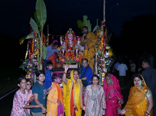 बगिया में गूंजे &lsquo;गणपति बप्पा मोरया&rsquo; के जयकारे, मुख्यमंत्री निवास में स्थापित श्री गणेश प्रतिमा की धूमधाम से विदाई, पूजा-अर्चना और पूर्णाहुति के बाद मैनी नदी तट पर किया गया विसर्जन