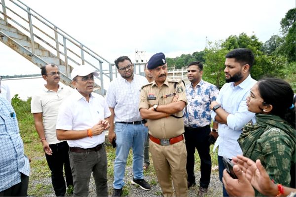 महानदी के बढ़ते बहाव को लेकर प्रशासन अलर्ट, गंगरेल बांध के सभी 14 गेट खुले&mdash;घाट-पुलों पर बैरिकेडिंग, पुलिस बल तैनात, शिवरीनारायण में मोटर बोट और बचाव उपकरणों के साथ DDRF मुस्तैद