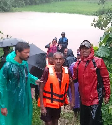 माड़ीन नदी का जलस्तर बढ़ते ही मचा हड़कंप, बैल खोलने खेत गए ग्रामीण ने आम के पेड़ पर चढ़कर बचाई जान, सूचना मिलते ही पहुंची रेस्क्यू टीम ने सकुशल निकाला, कलमानार में 9 परिवार भी किए गए शिफ्ट