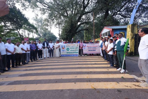 जशपुर की सड़कों पर गूंजा नशामुक्त समाज का संदेश, &lsquo;सेवा मेरा योगदान&rsquo; के तहत आयोजित वॉकथॉन में जनप्रतिनिधियों से लेकर विद्यार्थियों और आम नागरिकों ने बढ़-चढ़कर की सहभागिता
