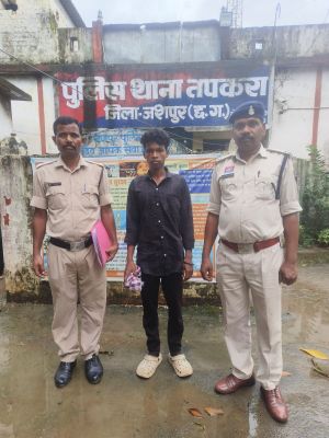 प्यार और शादी का झांसा देकर 17 वर्षीय नाबालिग को घर से ले गया युवक, तपकरा पुलिस ने आरोपी के घर दबिश देकर बालिका को सकुशल बरामद किया,आरोपी गिरप्तार