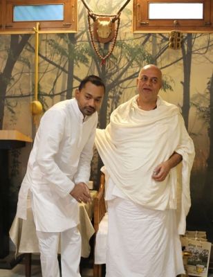 वाराणसी के प्रसिद्ध अघोर पीठ पड़ाव पहुंचे बिहार के स्वास्थ्य मंत्री निशांत कुमार, अघोरेश्वर भगवान राम जी के आसन पर माथा टेककर किया दर्शन-पूजन, बाबा औघड़ गुरुपद संभव राम जी से लिया आशीर्वाद