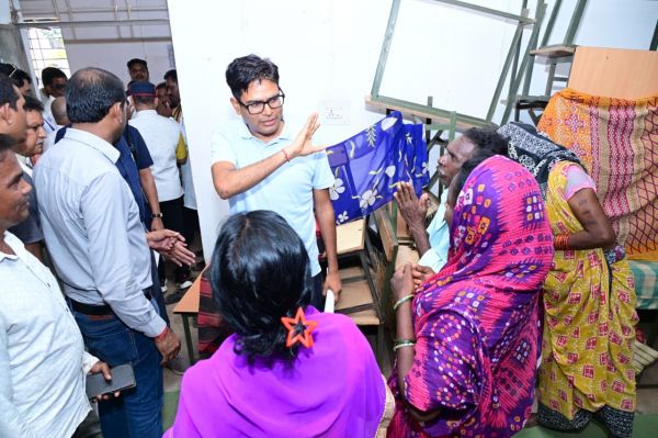 महानदी के बढ़ते जलस्तर से बाढ़ की मुश्किल घड़ी में प्रभावित ग्रामीणों के बीच पहुंचे वित्त मंत्री ओ.पी. चौधरी, सरिया राहत शिविर में माताओं-बहनों, बुजुर्गों और बच्चों से आत्मीय मुलाकात कर जाना हाल