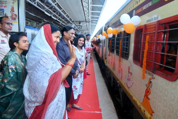 मुख्यमंत्री तीर्थ दर्शन योजना के तहत रायपुर से भारत गौरव टूरिस्ट ट्रेन रवाना, मंत्री लक्ष्मी राजवाड़े ने हरी झंडी दिखाकर वरिष्ठ नागरिक तीर्थयात्रियों को दी सुखद, सुरक्षित और मंगलमय यात्रा की शुभकामनाएं