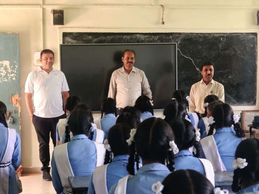 शिक्षा दान महादान&rsquo; के तहत बासनताला स्कूल में विद्यार्थियों से रूबरू हुए एसडीएम नंद जी पांडे और सीए विनीत जिंदल, विषय चयन से लेकर करियर की संभावनाओं तक दी विस्तृत जानकारी