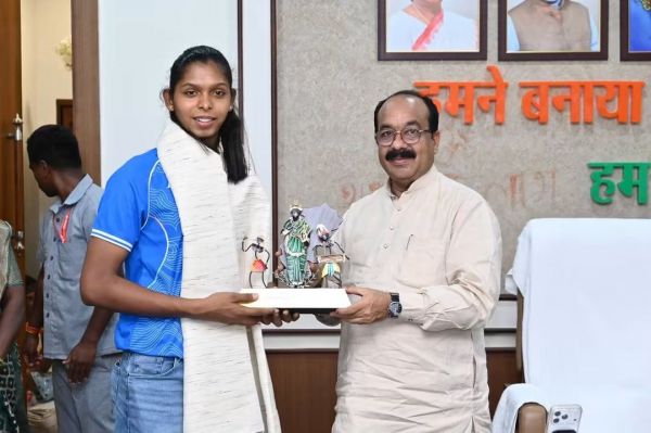 एशियन गेम्स में छत्तीसगढ़ का नाम रोशन कर स्वर्ण पदक जीतने वाली संजू देवी से मिले उप मुख्यमंत्री अरुण साव, उपलब्धि पर थपथपाई पीठ, बोले&mdash;अंतरराष्ट्रीय अनुभव से प्रदेश के खिलाड़ियों को मिलेगा बड़ा लाभ