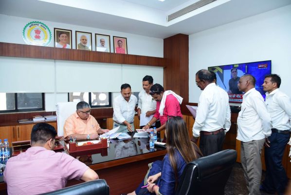 मंत्रालय में जनता से सीधे जुड़े पर्यटन एवं संस्कृति मंत्री राजेश अग्रवाल, विभिन्न क्षेत्रों से पहुंचे नागरिकों की सुनी समस्याएं और सुझाव, अधिकारियों को त्वरित समाधान के दिए निर्देश
