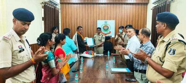रायगढ़ पुलिस में भावभीनी विदाई, लंबी सेवा पूरी कर सहायक उप निरीक्षक बलराम प्रसाद शुक्ला और आरक्षक ख्रिस्तोफर बेक हुए सेवानिवृत्त, स्मृति चिह्न भेंट कर पुलिस परिवार ने दी सम्मानजनक विदाई