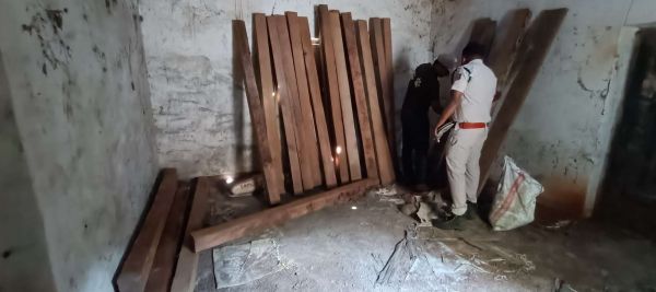 बादलखोल अभ्यारण्य में फिर उजागर हुई लकड़ी तस्करी की कहानी! रात में ट्रैक्टर से पहुंची साल की इमारती लकड़ी, 22 चौखट और 4 चिरान पटरा जब्त, ट्रैक्टर फरार होने और रेंजर को सूचना नहीं देने पर उठे कई बड़े सवाल