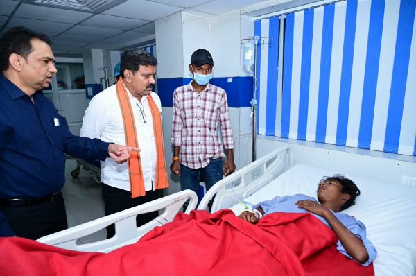 मरकाटोला घाट सड़क हादसे के घायलों से मिलने अस्पताल पहुंचे उप मुख्यमंत्री विजय शर्मा, परिजनों से ली उपचार व्यवस्था की जानकारी, चिकित्सकों को बेहतर इलाज के दिए निर्देश