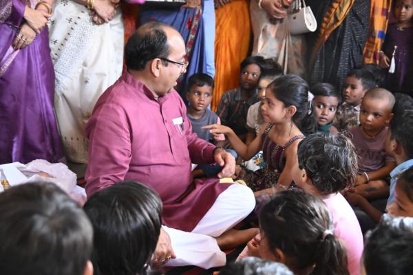 &ldquo;बच्चों के अंदर अपना बचपना ढूंढता हूं...&rdquo; लोरमी के आंगन मिलन उत्सव में बच्चों संग जमीन पर बैठे उप मुख्यमंत्री अरुण साव, नन्हों के चेहरे पर खिली मुस्कान